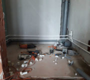 Реконструкция водопроводных и канализационных труб в ванной комнате.
