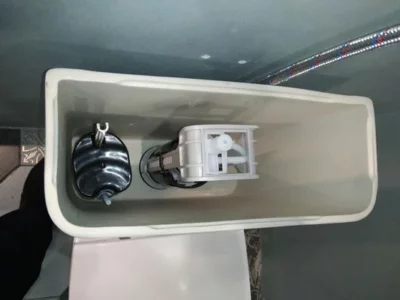 Установленная арматура бачка унитаза